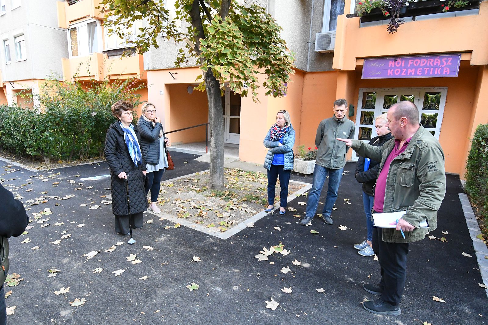 Újabb járdákat újítottak fel a Sarló utcában - akadálymentesítették a bejáratokat